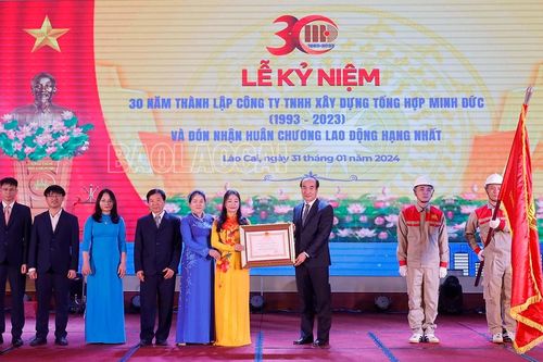 Công ty TNHH Xây dựng tổng hợp Minh Đức đón nhận Huân chương Lao động hạng Nhất