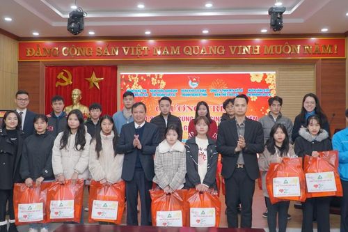 Trao Tết đến thanh niên công nhân, học sinh, sinh viên nghèo
