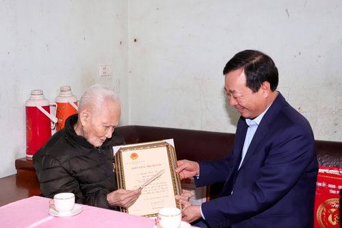Chủ tịch UBND tỉnh Bùi Văn Quang thăm, tặng quà Tết tại huyện Cẩm Khê