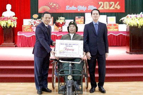 Phó Chủ tịch UBND tỉnh Phan Trọng Tấn tặng quà Tết tại thị xã Phú Thọ