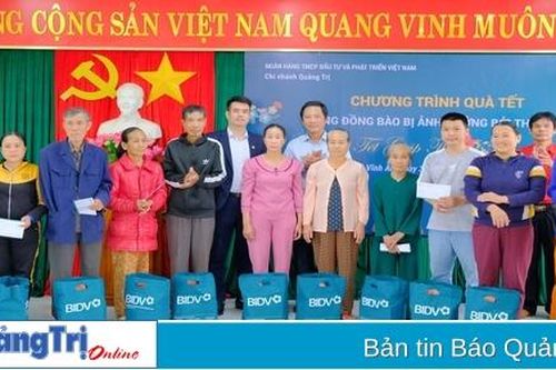 Tặng quà tết cho các gia đình có hoàn cảnh khó khăn tại huyện Cam Lộ