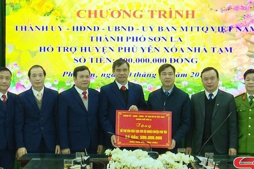 Thành phố trao 500 triệu đồng hỗ trợ huyện Phù Yên xóa nhà tạm
