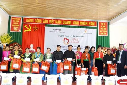 Tặng quà tết các hộ nghèo tại xã Chiềng Sung