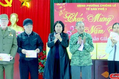 Đồng chí Phó Chủ tịch Thường trực UBND tỉnh tặng quà Tết tại Thành phố