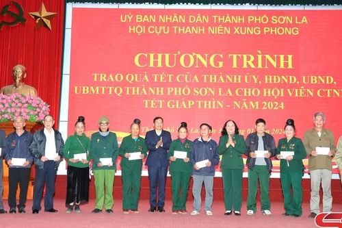 Trao quà Tết cho hội viên cựu thanh niên xung phong