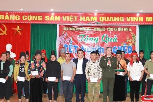 Trao 300 suất quà tết cho hộ nghèo vùng biên giới và 'con nuôi' Công an Sơn La