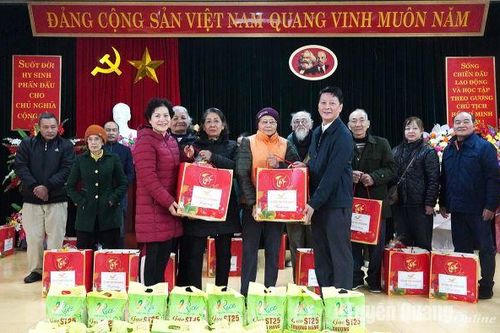 Tặng 40 suất quà Tết cho hội viên có hoàn cảnh khó khăn