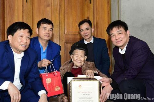 Đồng chí Nguyễn Hưng Vượng thăm, tặng quà Tết người cao tuổi huyện Lâm Bình