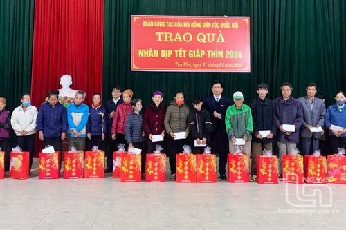 Hội đồng Dân tộc của Quốc hội tặng quà Tết tại tỉnh Thái Nguyên