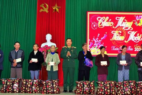 Trung tướng Hà Thọ Bình, Tư lệnh Quân khu 4 thăm tặng quà tết cho người nghèo