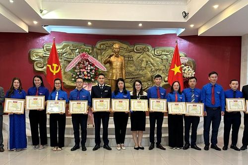 Đoàn Khối Cơ quan và Doanh nghiệp tỉnh tuyên dương 12 đảng viên trẻ tiêu biểu