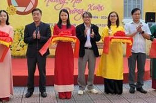 Khai mạc triển lãm ảnh 'Những nẻo đường xuân'