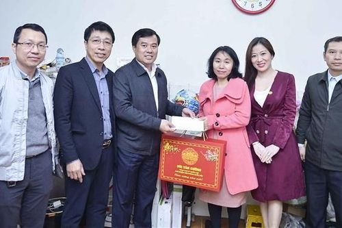 Phó Chủ nhiệm Văn phòng Quốc hội Nguyễn Mạnh Hùng tặng quà Tết đoàn viên khó khăn của Văn phòng Quốc hội