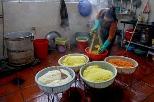 Làng xôi Phú Thượng 'ăn ngủ cùng xôi' ngày cận Tết