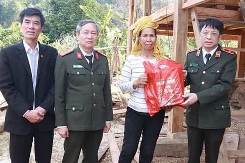 Gửi chút xuân sớm tới bà con vùng biên Sơn La