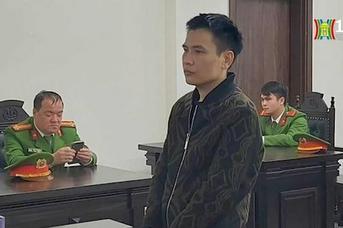 Hơn 14 năm tù cho tài xế hất cảnh sát lên nắp capo