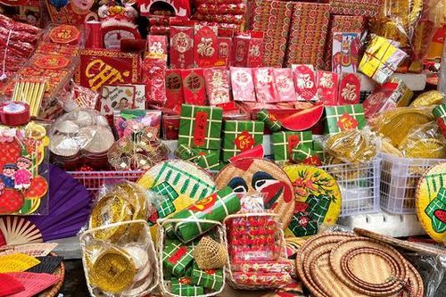 Thị trường trang trí Tết sôi động, vàng mã vắng khách