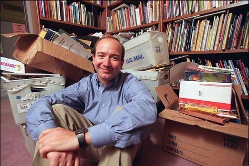 Tỷ phú Amazon Jeff Bezos gây sốt vì vẫn dùng chiếc bàn cũ kỹ tự chế 30 năm