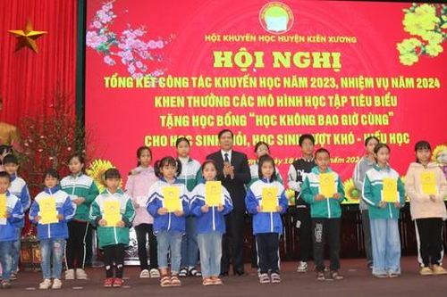 Hội Khuyến học tỉnh Thái Bình trao hơn 800 triệu đồng quà, học bổng tặng học sinh, sinh viên, hộ nghèo dịp Tết