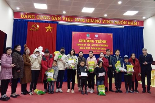 'Tết ấm tình thương' cho trẻ em có hoàn cảnh khó khăn