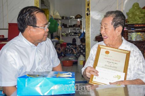 Thăm, tặng quà, chúc thọ các cụ tròn 100 tuổi và 90 tuổi