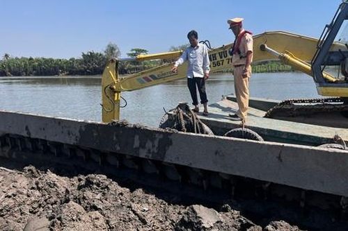 Cát sông khan hiếm, 'đầu nậu' chuyển sang vét bùn trộm