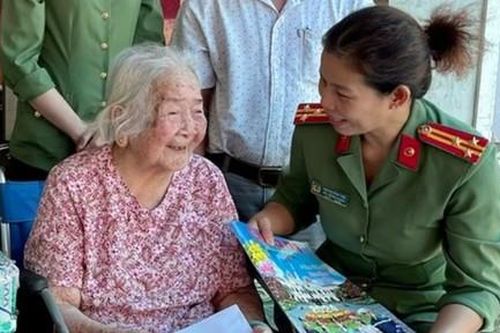 Chúc Tết Mẹ Việt Nam Anh hùng Lê Thị Phò 101 tuổi