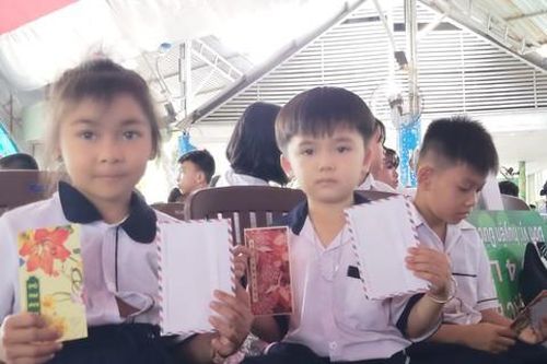 Liên hoan phát quà Tết cho 500 trẻ em mồ côi, khuyết tật