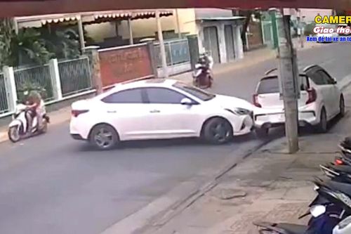 Tài xế 2 lần tông ô tô bên đường rồi bỏ chạy