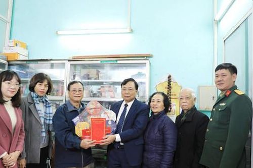 Lãnh đạo quận Hai Bà Trưng chúc Tết gia đình chính sách