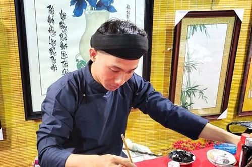 Thành phố Hồ Chí Minh: Nhiều nét mới ở phố Ông đồ Tết 2024