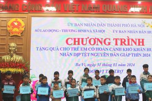 Trao gần 500 triệu đồng quà Tết cho trẻ em có hoàn cảnh khó khăn
