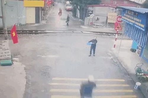 Khoảnh khắc người điều khiển xe máy gặp nạn thương tâm khi băng qua đường sắt