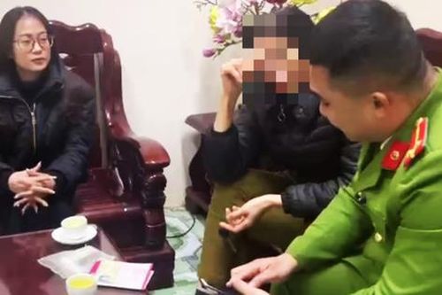 Thấy biểu hiện lạ của khách hàng khi rút tiền, nữ nhân viên ngân hàng xinh đẹp liền báo công an