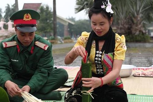 Đồng bào dân tộc cùng bộ đội Thủ đô gói bánh chưng tặng người nghèo