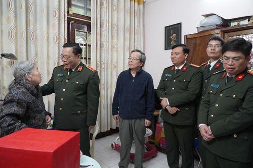 Giám đốc Công an Hà Nội thăm các đồng chí nguyên lãnh đạo Công an thành phố và cán bộ bị thương trong khi làm nhiệm vụ
