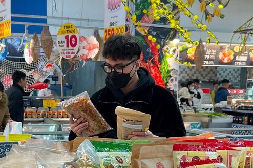 Sáng sớm, nhiều siêu thị đã tấp nập người đi sắm Tết