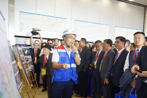 Nhiều kiều bào bất ngờ khi trải nghiệm đường sắt đô thị tại TP HCM