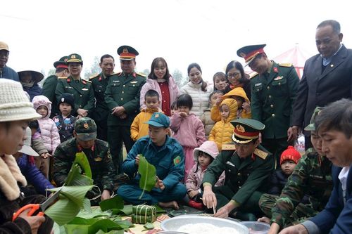 Xuân chung tay đoàn kết - Tết ấm tình quân dân