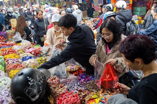 Phố bánh kẹo ở Hà Nội chật như 'nêm' những ngày cuối năm