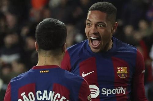 Tiền đạo Barcelona khóc sau khi ghi bàn