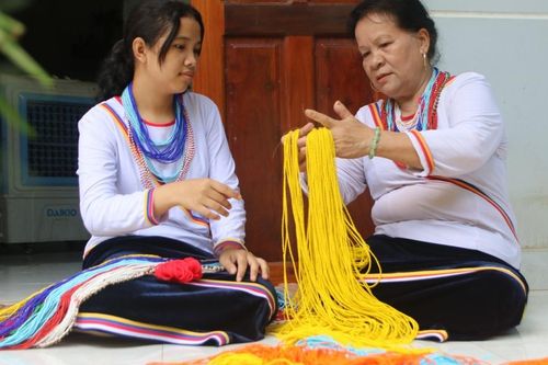Quảng Ngãi: Người 'hồi sinh' cườm đá bảy màu