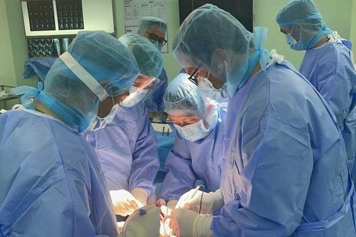 Áp dụng kỹ thuật thay khớp gối chuôi dài đầu tiên tại ĐBSCL