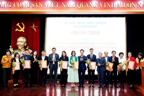 Quận Hoàn Kiếm: Trao quà Tết đến với người có hoàn cảnh khó khăn