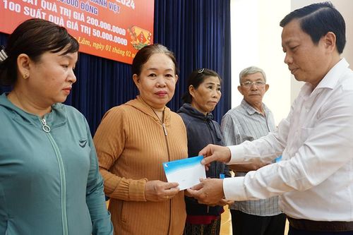 Lãnh đạo UBND tỉnh và doanh nghiệp tặng quà Tết cho các gia đình khó khăn