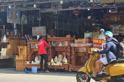 Phú Quốc: Lòng đường, vỉa hè bị chiếm dụng làm nơi buôn bán