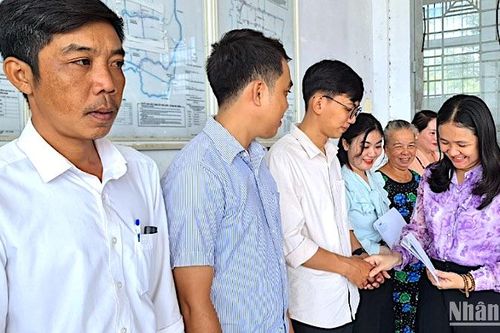 Đồng hành cùng Báo Nhân Dân trao quà Tết cho người dân ở Cà Mau