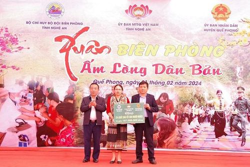 Nghệ An: Tặng quà Tết cho người nghèo Quế Phong