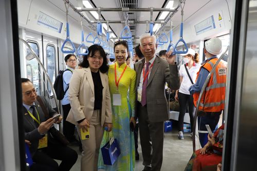 Hàng trăm kiều bào trải nghiệm metro Bến Thành-Suối Tiên