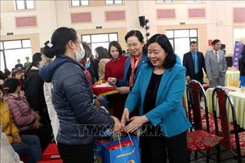 Chương trình 'Tết sum vầy - Xuân chia sẻ' tại tỉnh Hà Nam